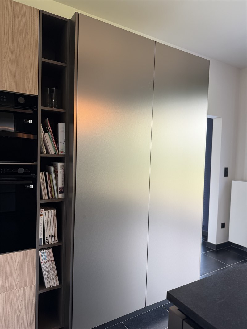 Cuisine de style moderne bois, noir et beige | Raison Home - 5