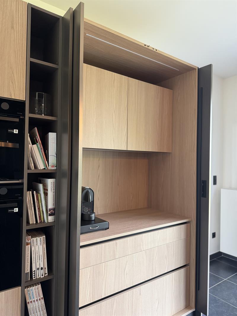 Cuisine de style moderne bois, noir et beige | Raison Home - 6