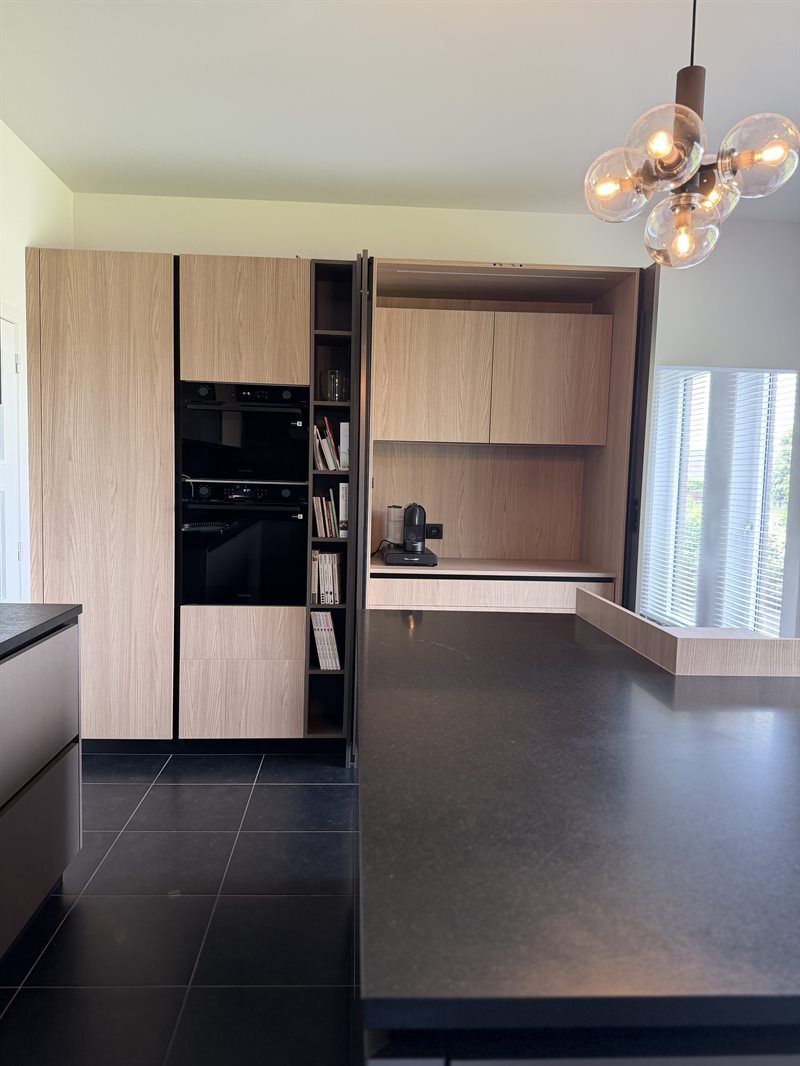 Cuisine de style moderne bois, noir et beige | Raison Home - 7