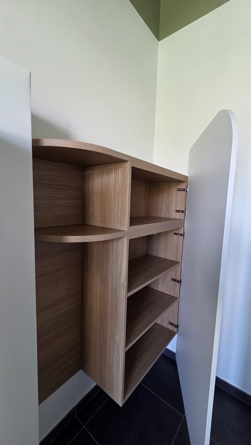 Aménagement autour d'une cheminée bois et blanc à Hyon | Raison Home - 4