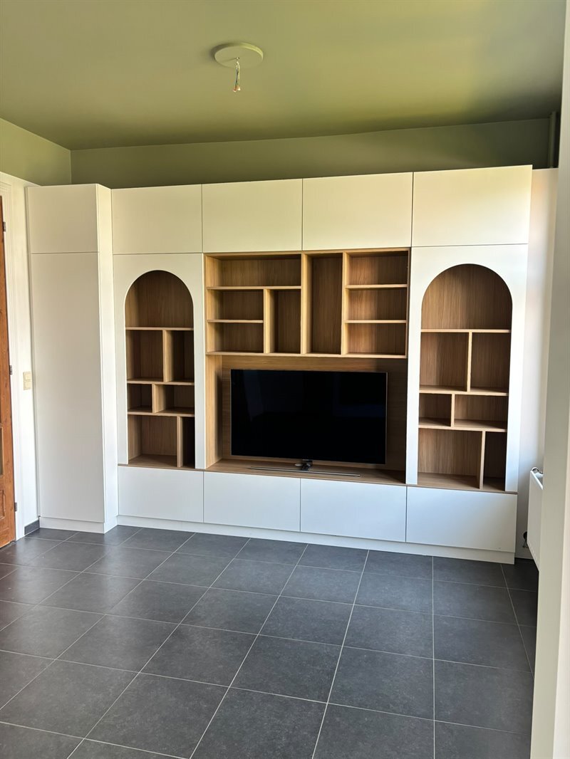 Vestiaire, meuble TV et bibliothèque bois et blanc à Hyon | Raison Home - 1