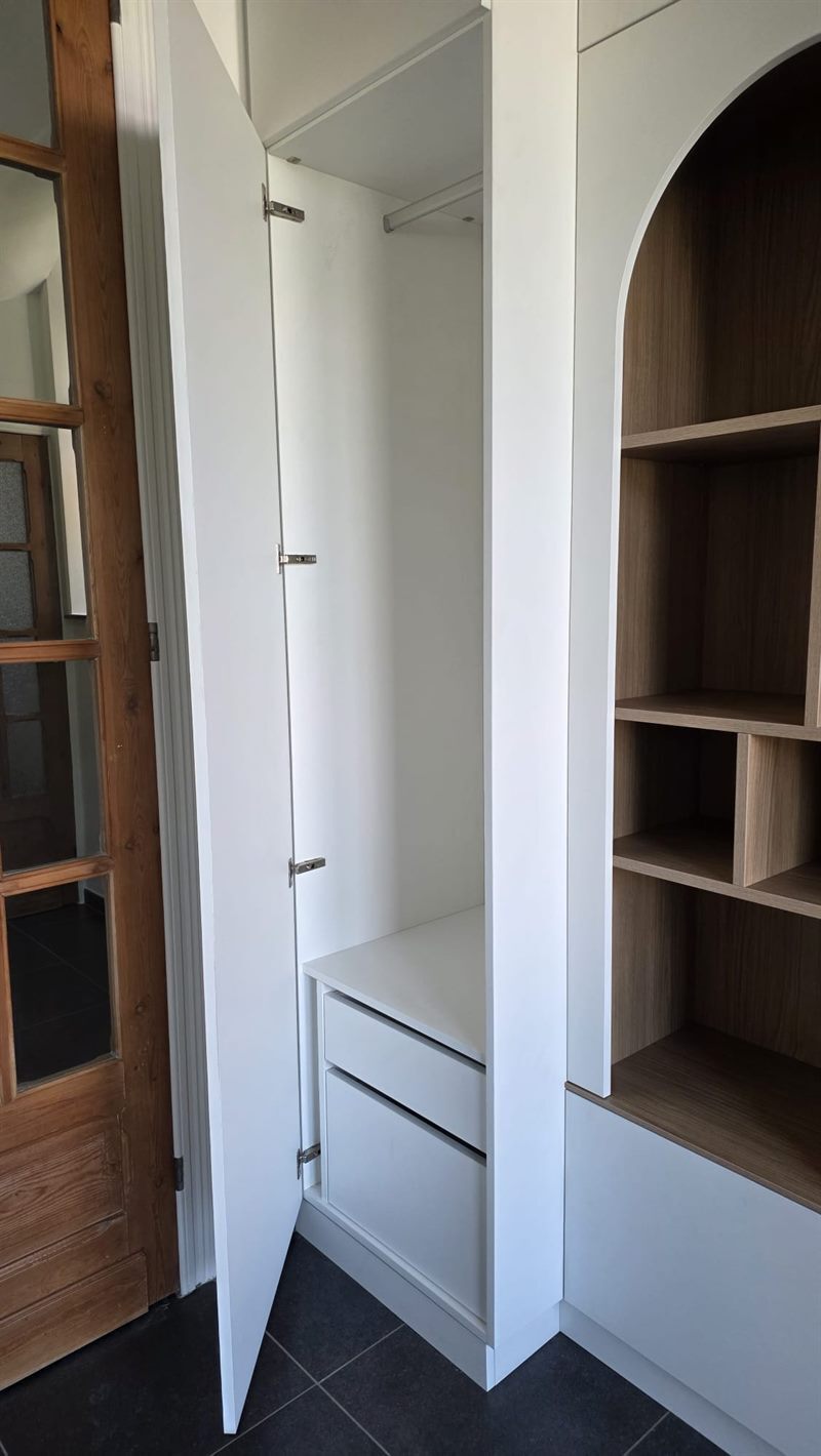 Vestiaire, meuble TV et bibliothèque bois et blanc à Hyon | Raison Home - 2