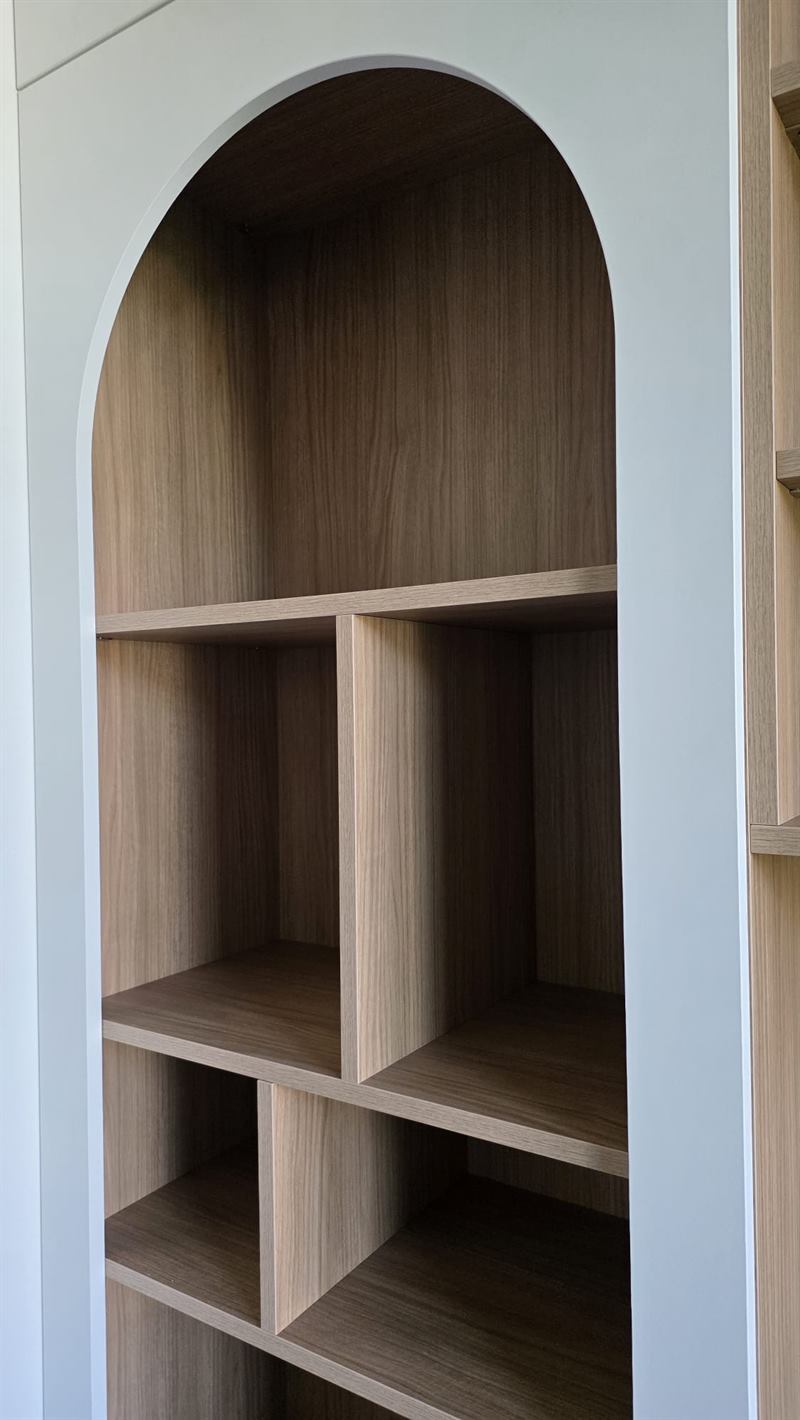 Vestiaire, meuble TV et bibliothèque bois et blanc à Hyon | Raison Home - 3