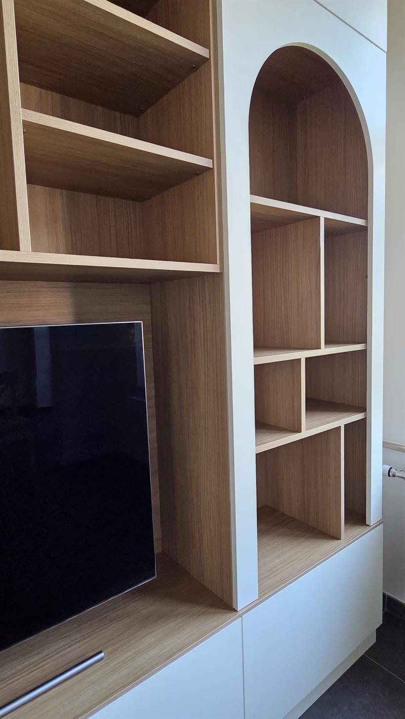 Vestiaire, meuble TV et bibliothèque bois et blanc à Hyon | Raison Home - 5