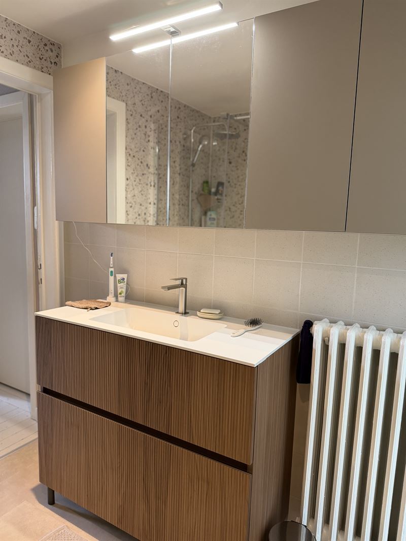 Salle de bain bois et beige à Mons | Raison Home - 1