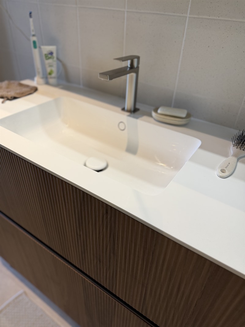 Salle de bain bois et beige à Mons | Raison Home - 3