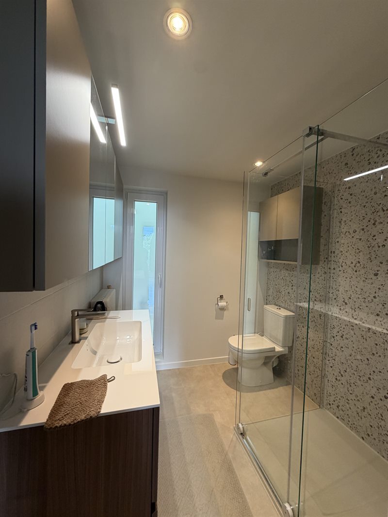 Salle de bain bois et beige à Mons | Raison Home - 4