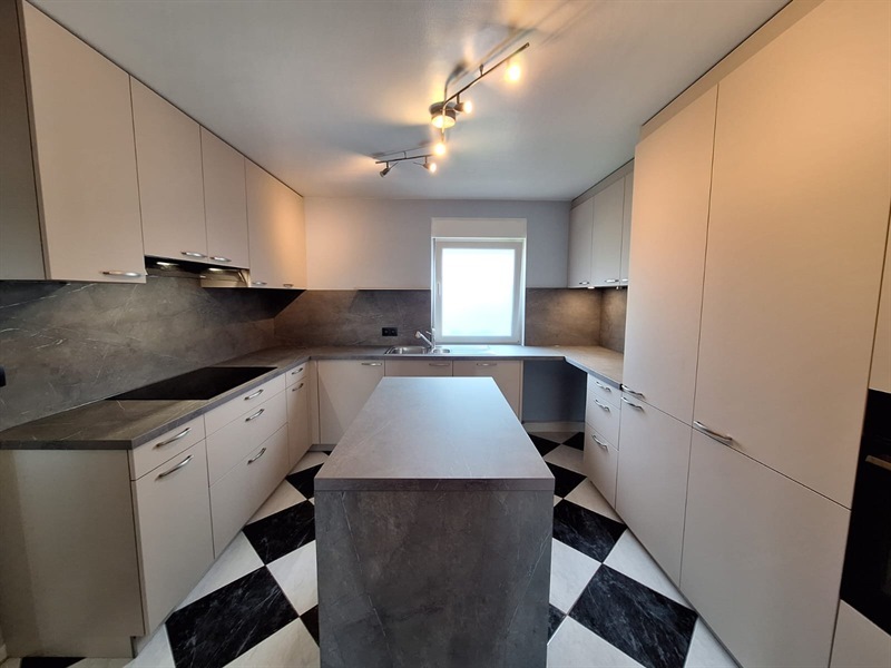 Cuisine fermée de style moderne beige à Freylange | Raison Home - 1