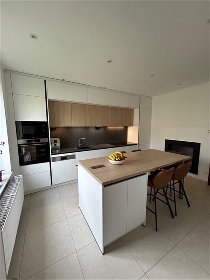 Cuisine de style moderne bois et blanc à Lahage | Raison Home - 1