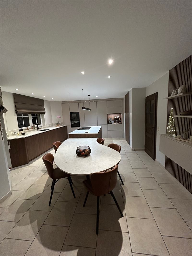 Cuisine ouverte de style moderne bois et beige à Arlon | Raison Home - 1