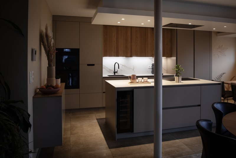 Cuisine ouverte de style moderne beige à Freylange | Raison Home - 1