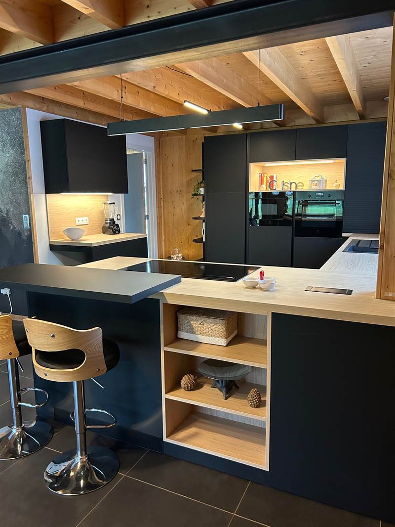 Cuisine ouverte de style moderne bois et noir à Saint-Vincent | Raison Home - 1