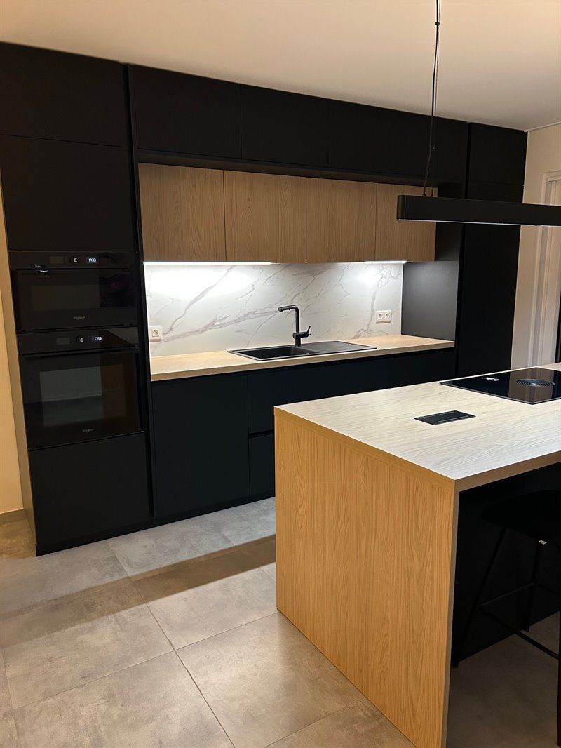 Cuisine ouverte de style moderne bois et noir à Habay-La-Neuve | Raison Home - 1