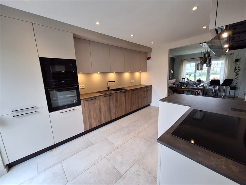 Cuisine ouverte de style moderne bois et beige à Halanzy | Raison Home - 1