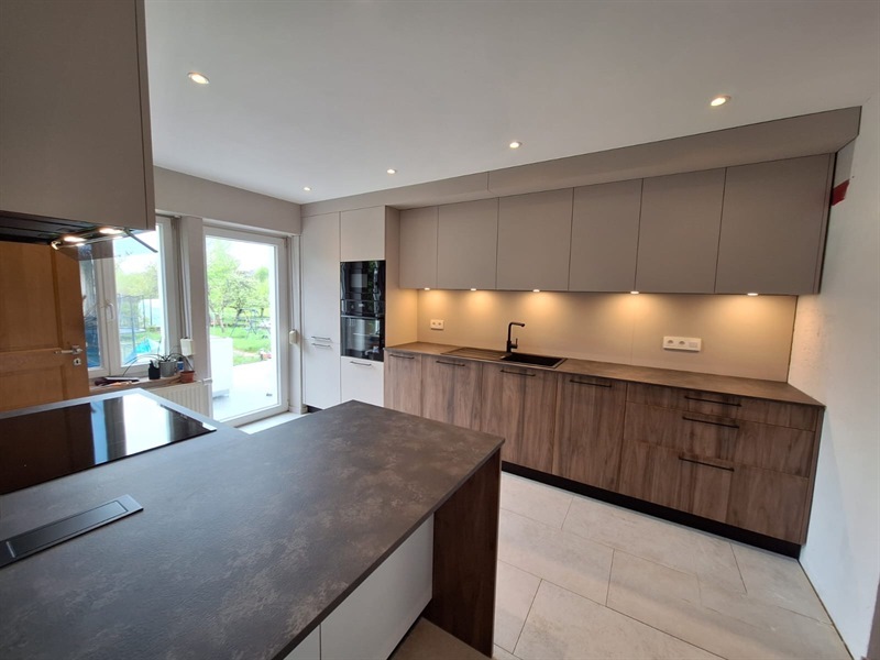 Cuisine ouverte de style moderne bois et beige à Halanzy | Raison Home - 2