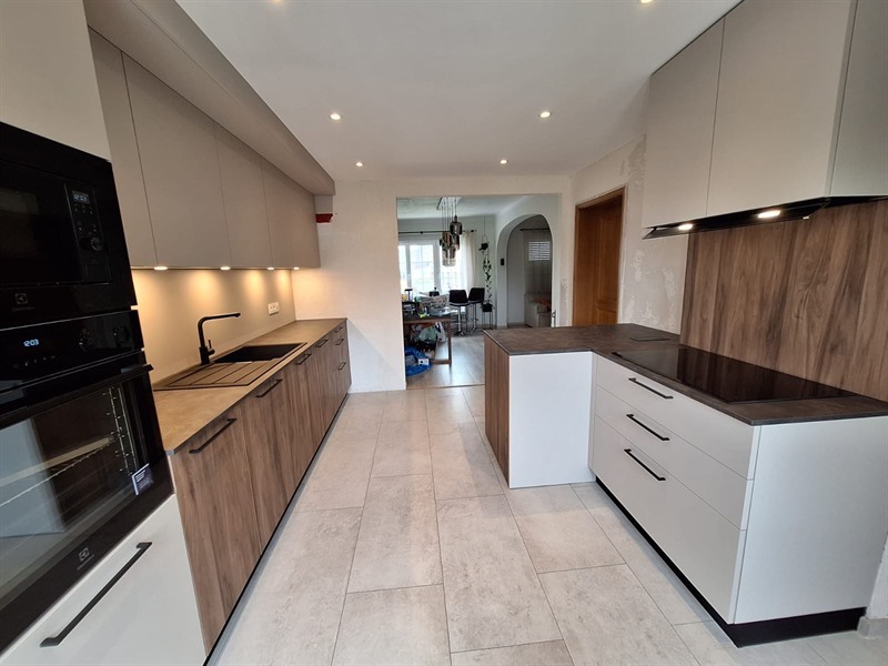 Cuisine ouverte de style moderne bois et beige à Halanzy | Raison Home - 3