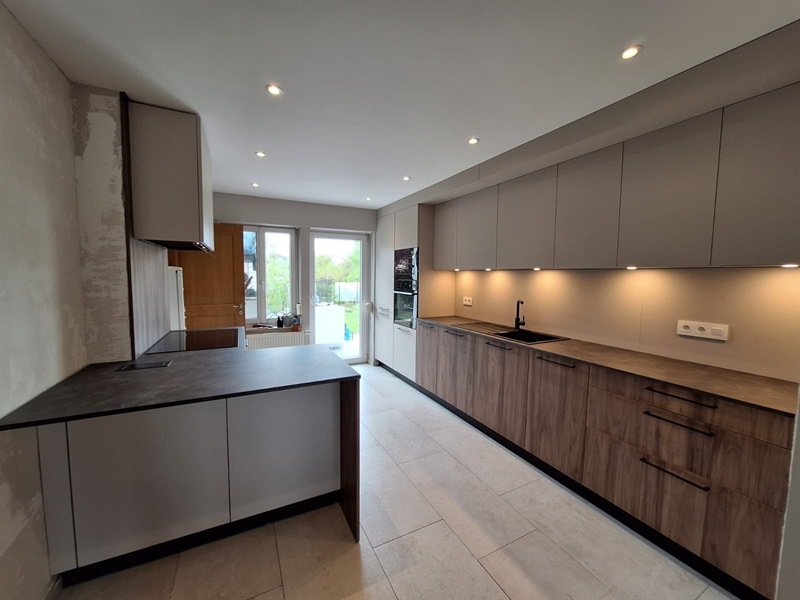 Cuisine ouverte de style moderne bois et beige à Halanzy | Raison Home - 4