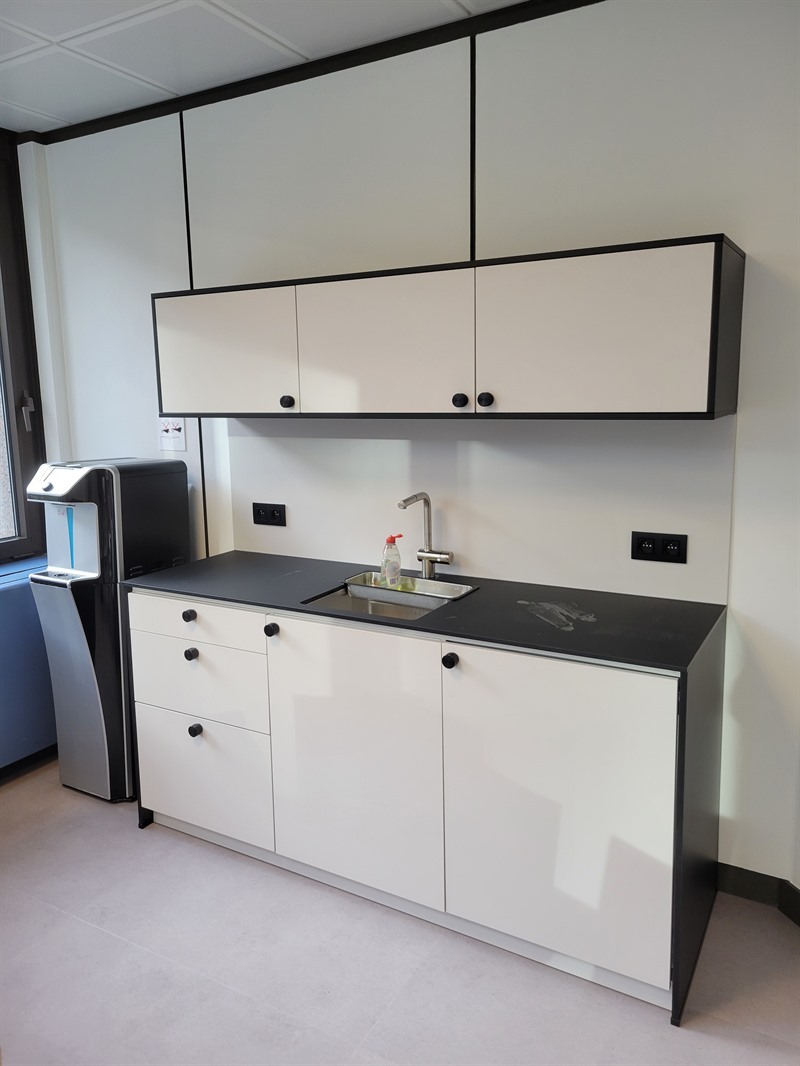 Kitchenette noir et blanche à Etterbeek | Raison Home - 1