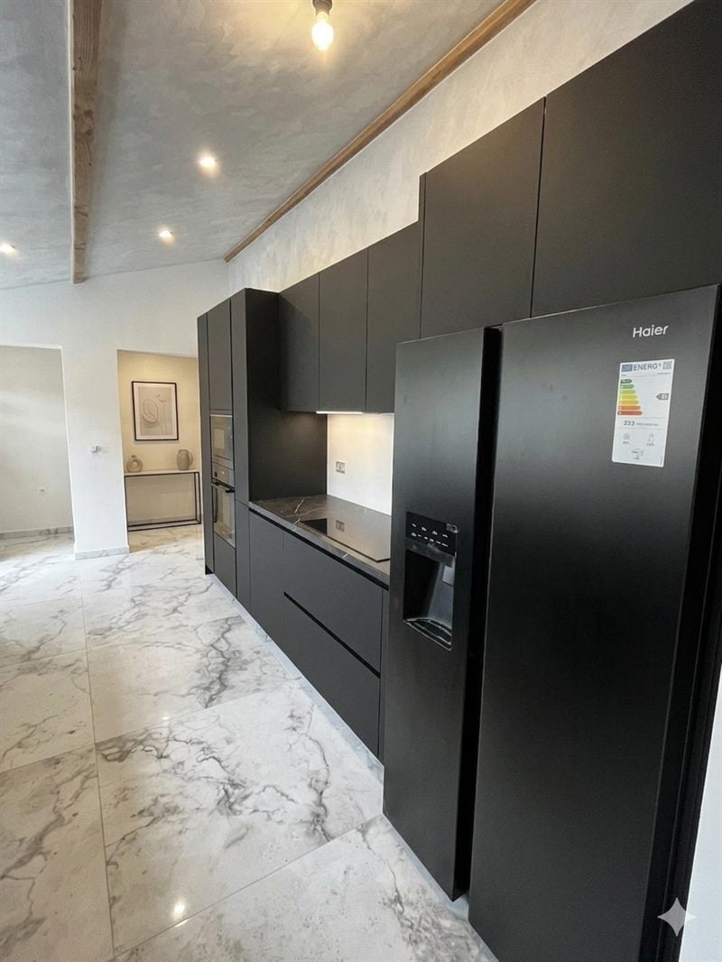 Cuisine fermée de style moderne noir à Ghlin | Raison Home - 3