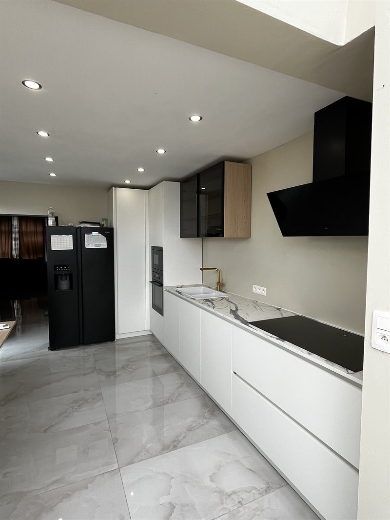 Cuisine de style moderne blanc à Marcinelle | Raison Home - 1
