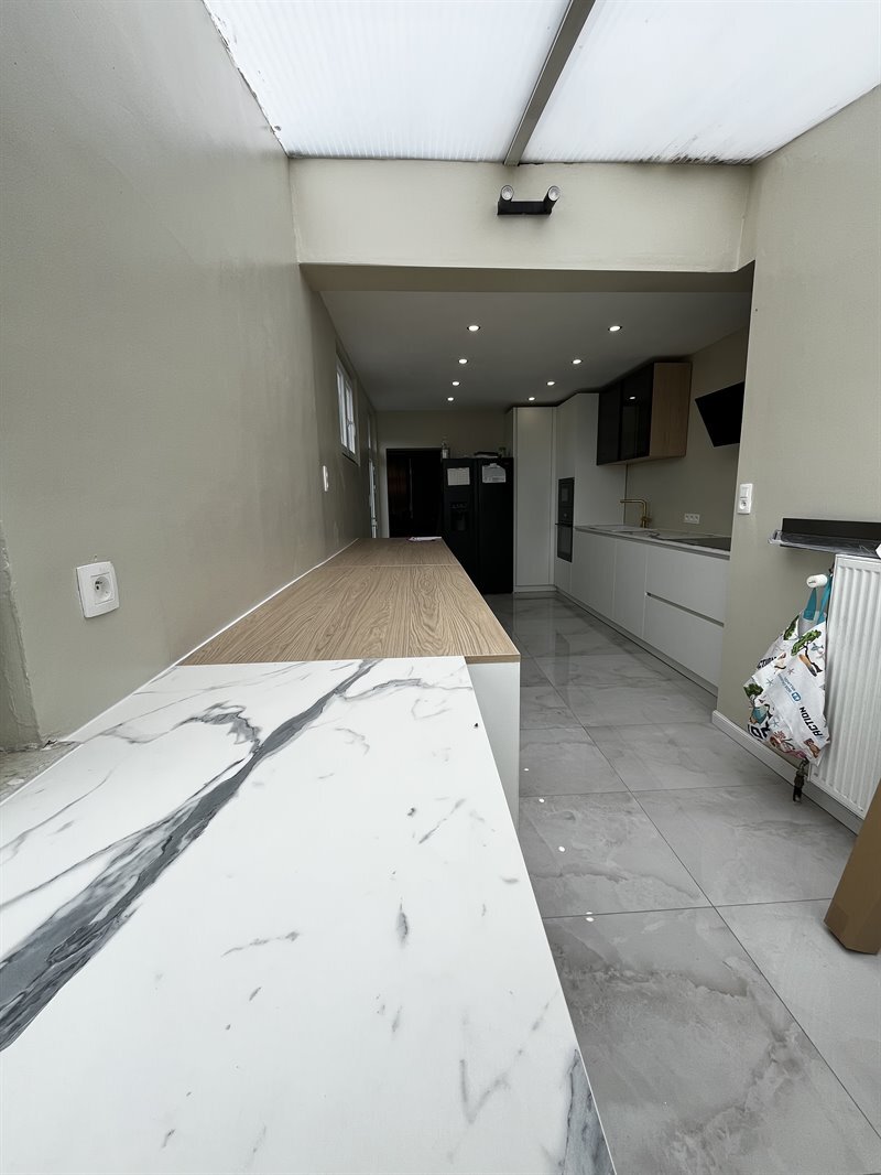 Cuisine de style moderne blanc à Marcinelle | Raison Home - 2