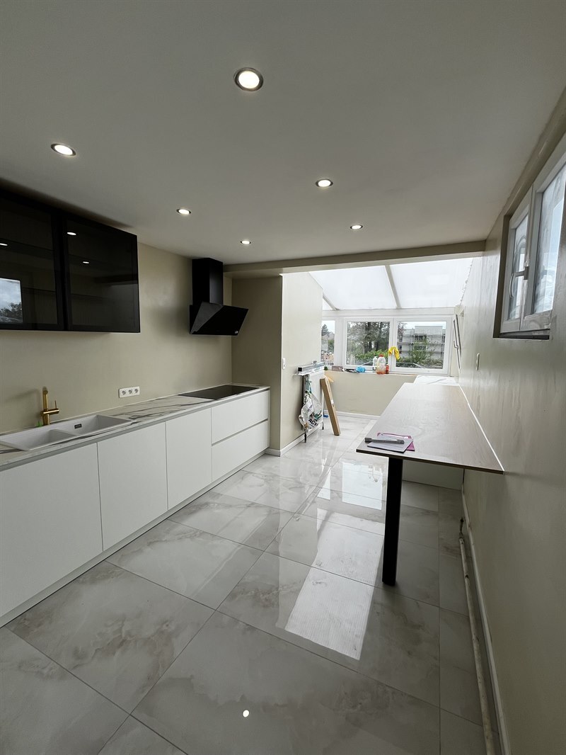 Cuisine de style moderne blanc à Marcinelle | Raison Home - 4