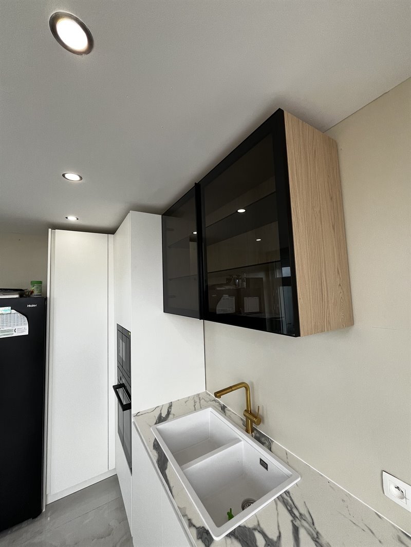 Cuisine de style moderne blanc à Marcinelle | Raison Home - 6