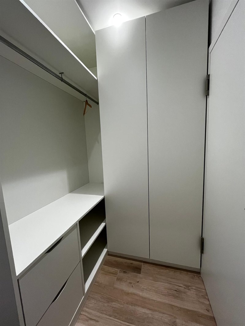 Dressing dans un hall d'entrée à Fosse-La-Ville | Raison Home - 1