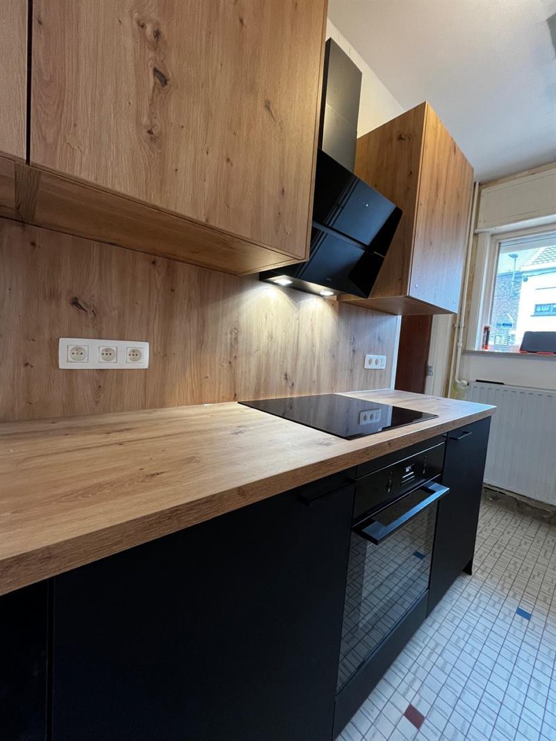Cuisine fermée de style moderne bois et noir à Trazegnies | Raison Home - 1
