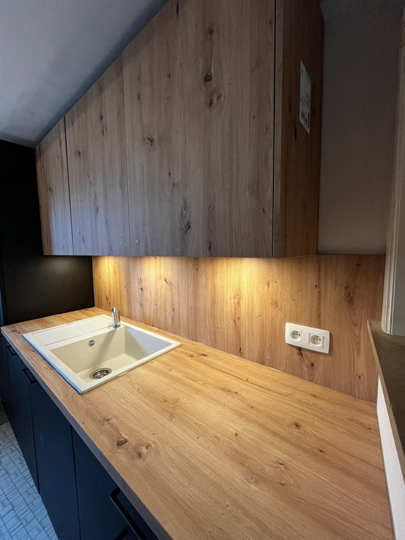 Cuisine fermée de style moderne bois et noir à Trazegnies | Raison Home - 2