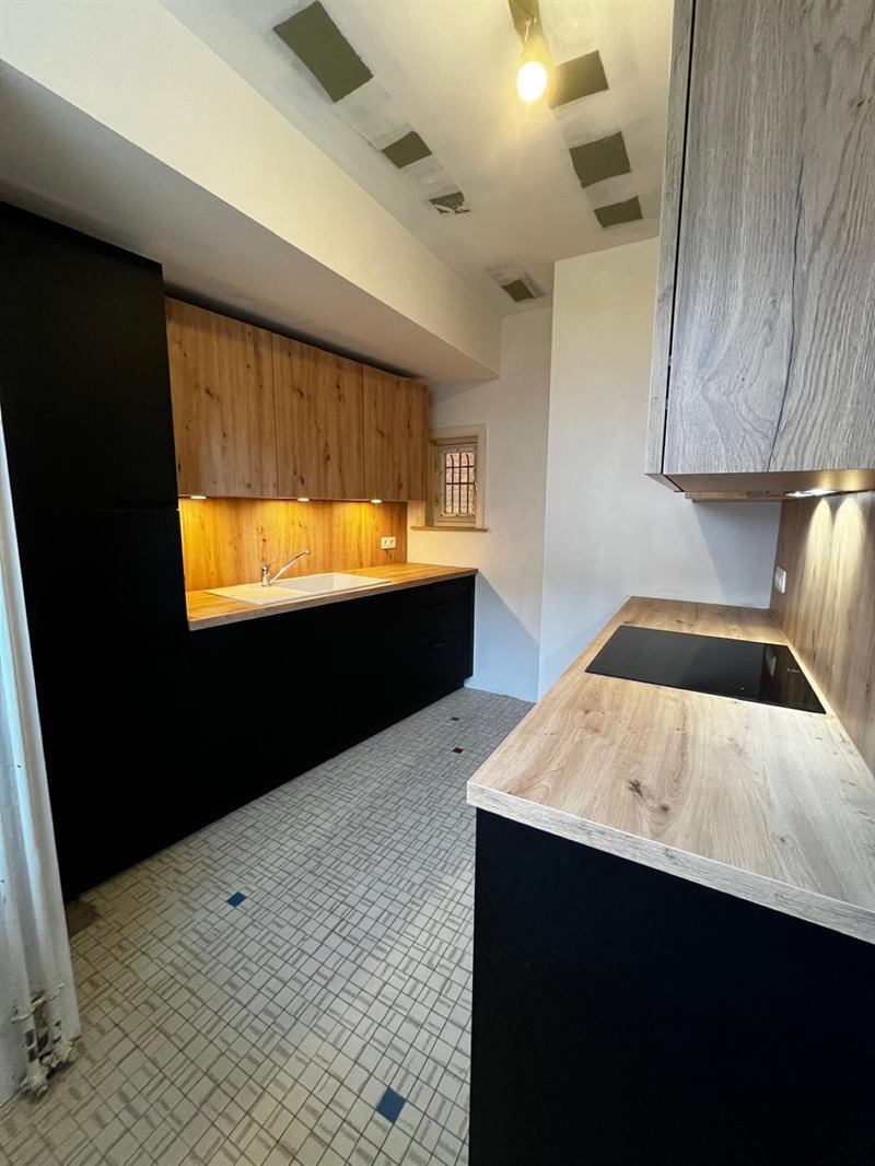Cuisine fermée de style moderne bois et noir à Trazegnies | Raison Home - 3