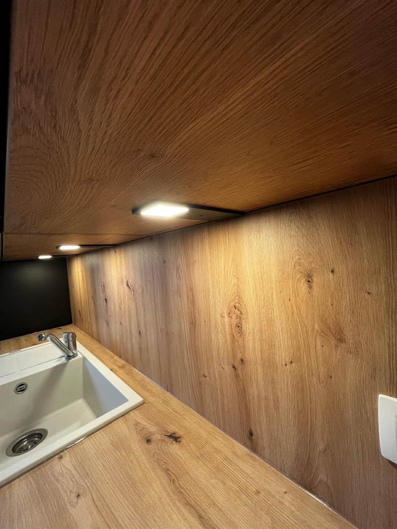 Cuisine fermée de style moderne bois et noir à Trazegnies | Raison Home - 4