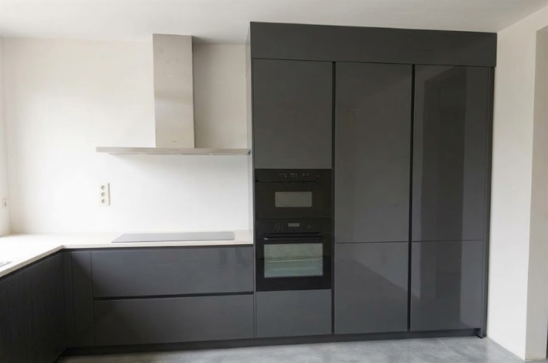 Cuisine ouverte de style moderne noir à Braine L'alleud | Raison Home - 1