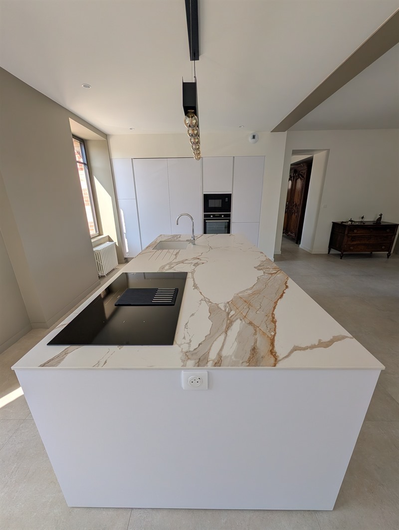 Cuisine ouverte moderne blanc à Saint-Jacut-de-la-Mer | Raison Home - 3