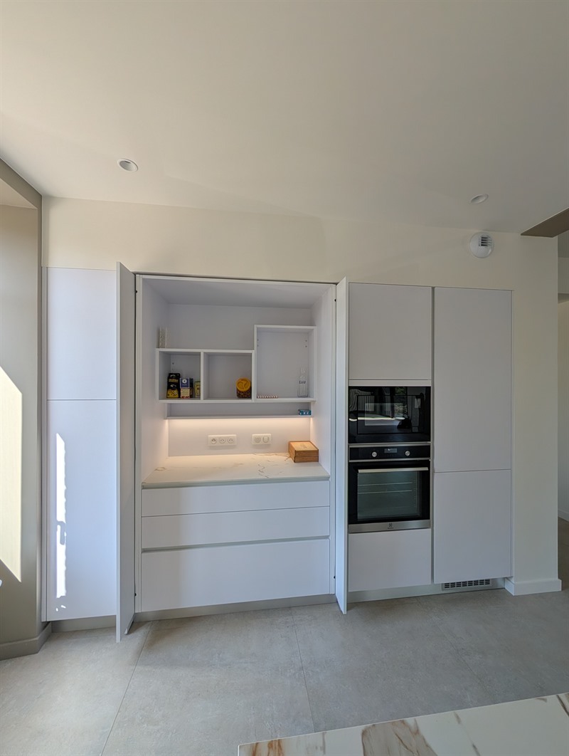 Cuisine ouverte moderne blanc à Saint-Jacut-de-la-Mer | Raison Home - 4