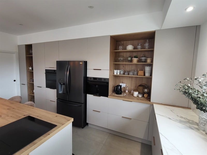 Cuisine de style moderne beige à Poligne | Raison Home - 4