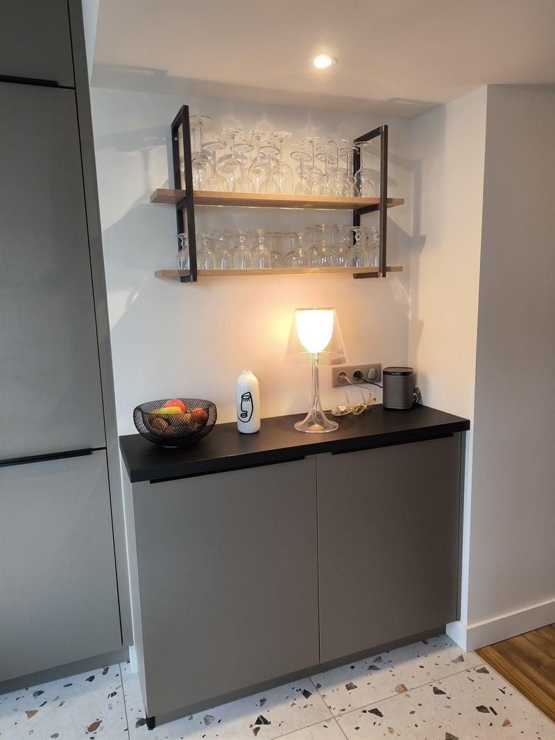 Cuisine spacieuse de couleur verte à St-Malo | Raison Home - 6