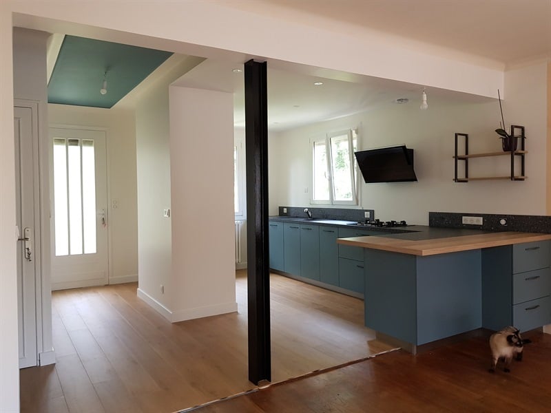 Cuisine ouverte bois et vert à Pace | Raison Home - 1