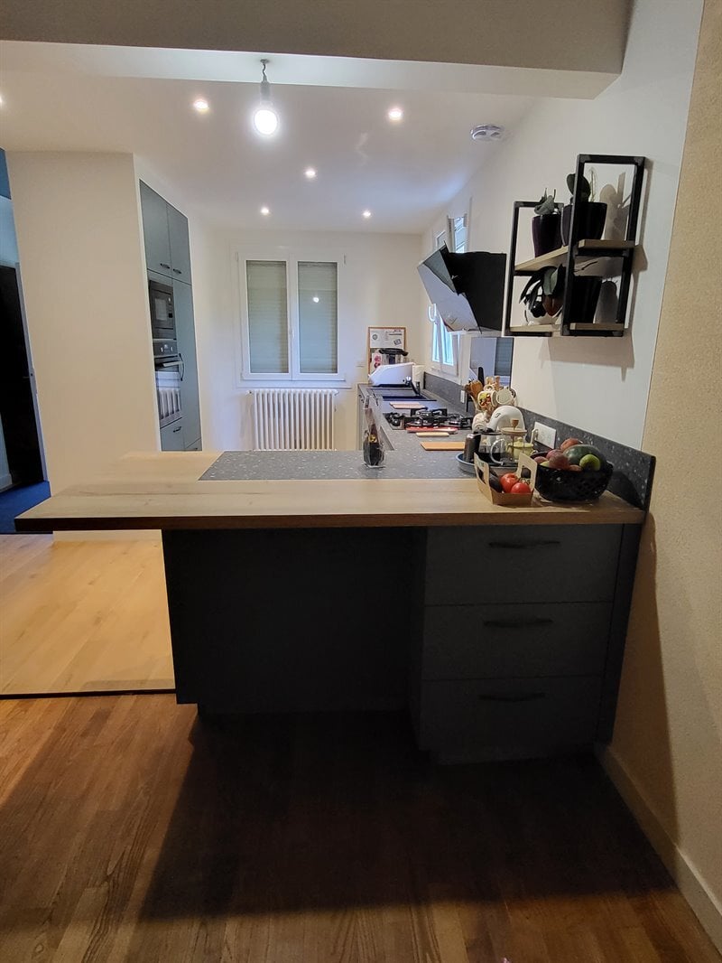 Cuisine ouverte bois et vert à Pace | Raison Home - 2