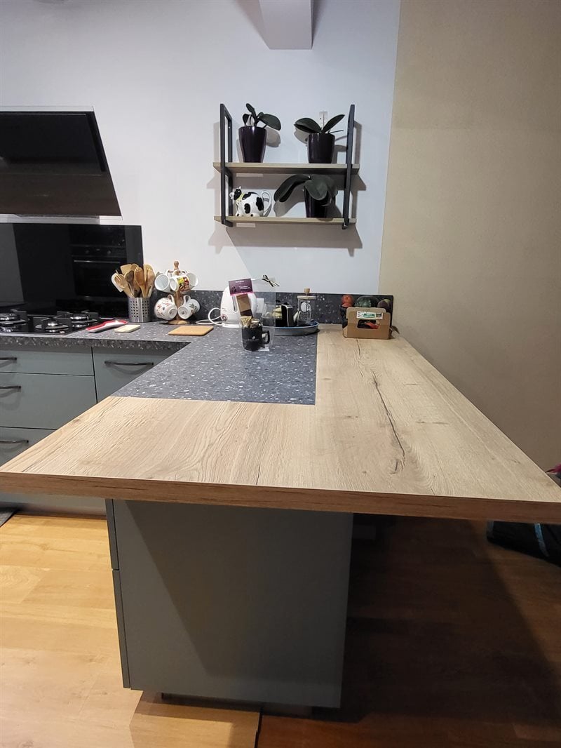 Cuisine ouverte bois et vert à Pace | Raison Home - 3