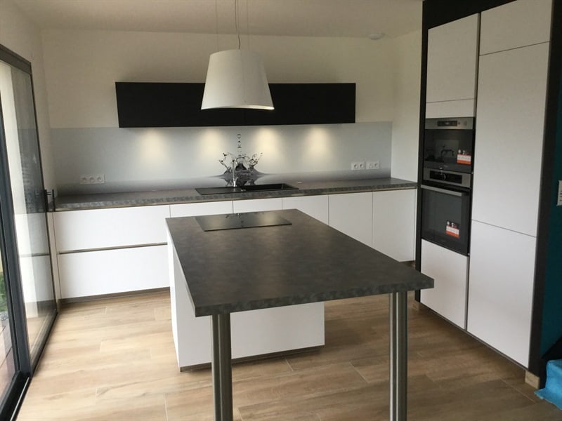 Cuisine ouverte de style moderne blanc à St Erblon | Raison Home - 1