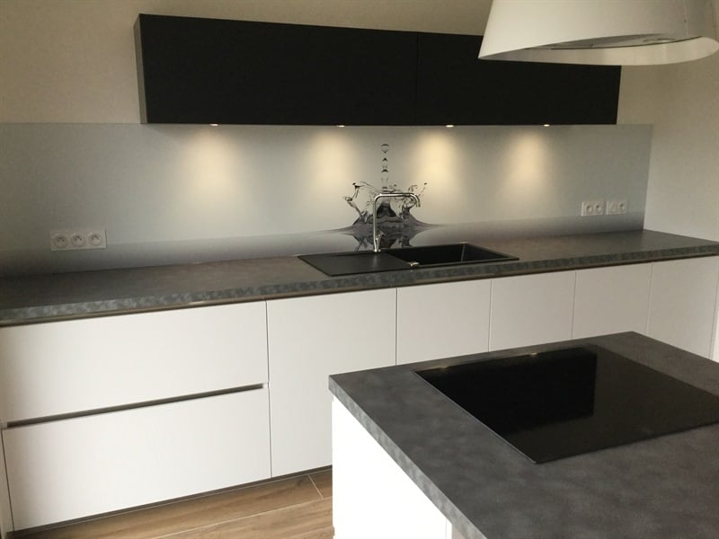 Cuisine ouverte de style moderne blanc à St Erblon | Raison Home - 2