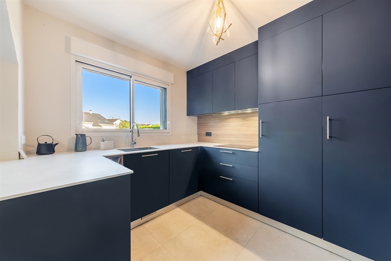 Cuisine ouverte de style moderne bois et bleu à Indre | Raison Home - 4