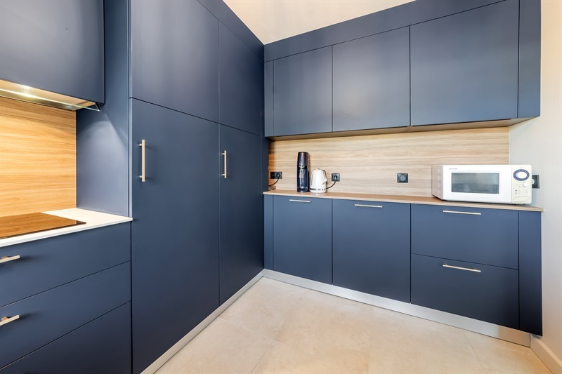 Cuisine ouverte de style moderne bois et bleu à Indre | Raison Home - 5
