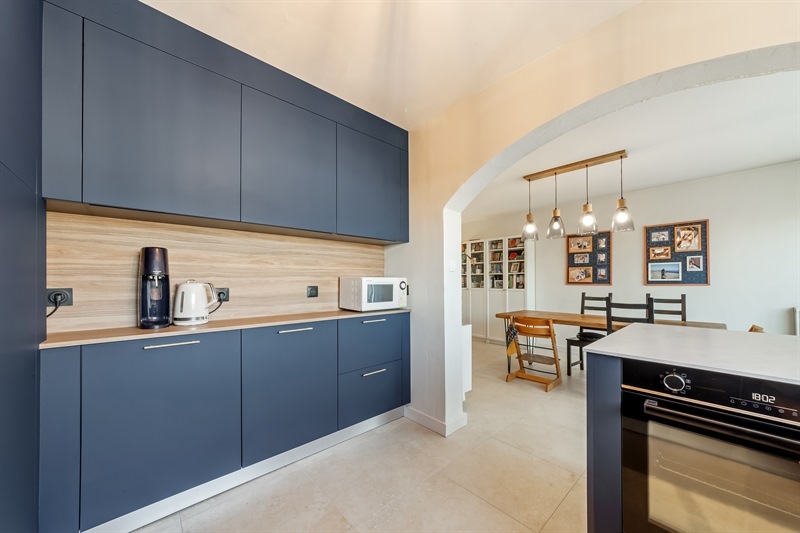 Cuisine ouverte de style moderne bois et bleu à Indre | Raison Home - 6