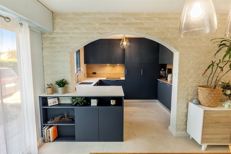 Cuisine ouverte de style moderne bois et bleu à Indre | Raison Home - 7