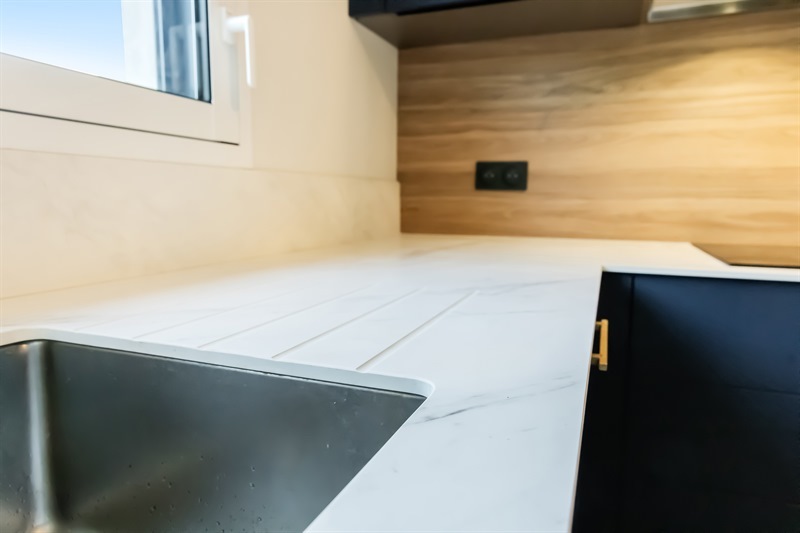 Cuisine ouverte de style moderne bois et bleu à Indre | Raison Home - 8