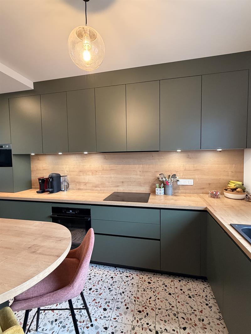 Cuisine de style moderne bois et vert à Nantes | Raison Home - 1