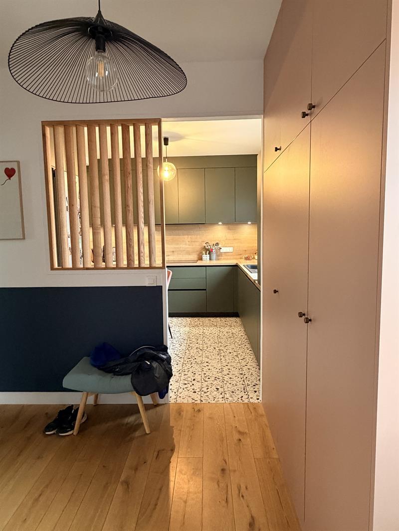 Cuisine de style moderne bois et vert à Nantes | Raison Home - 2
