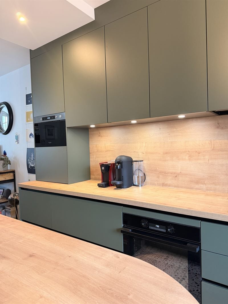 Cuisine de style moderne bois et vert à Nantes | Raison Home - 7